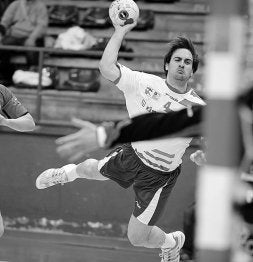 El extremo izquierdo en un lanzamiento a portería. / M. E.