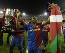 Ikurriña en mano, Eto'o celebra el título de Copa, el que abrió el triplete del Barcelona. / AFP