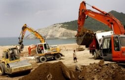 Varias excavadoras trabajan a contrarreloj en el arenal. / MIREYA LÓPEZ