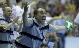 . Dujshebaev pide dureza a su defensa durante el partido ante el Kiel. / AP