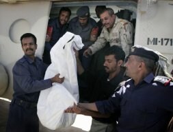 Soldados yemeníes desembarcan de un helicóptero a uno de los cadáveres. / AP