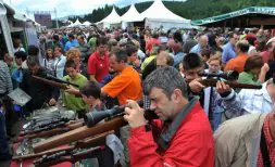 Aficionados prueban miras en uno de los puestos habilitados en las campas del antiguo aeródromo. / FERNANDO GÓMEZ