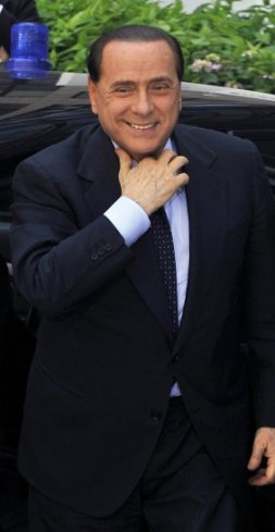 . Berlusconi se afloja el cuello de la camisa. / REUTERS