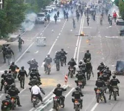 Antidisturbios cargan contra los manifestantes. / REUTERS