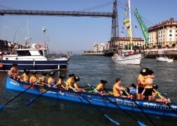 La tripulación de Urdaibai celebra el triunfo conseguido en 2008. / M. ATRIO