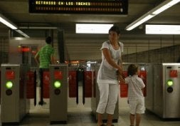 Una madre y su hijo, en las canceladoras de San Ignacio./ MITXEL ATRIO