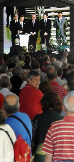 Vecinos siguen los discursos. / FERNANDO GÓMEZ