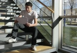 El joven delantero Óscar de Marcos lee unos apuntes en una biblioteca de Vitoria. / RAFA GUTIÉRREZ