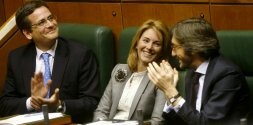 Basagoiti y Oyarzábal aplauden el nombramiento de Arantza Quiroga como presidenta de la Cámara vasca, primera vez que el PP asume el puesto. / IOSU ONANDIA