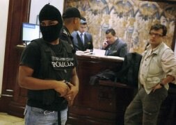 Policías inspeccionan la lista de periodistas alojados en un hotel de Tegucigalpa. / REUTERS