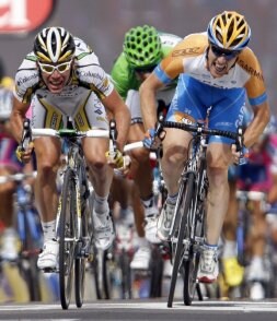 Cavendish, a la izquierda, se anota su cuarta victoria de etapa en el Tour por delante de Farrar. / AP