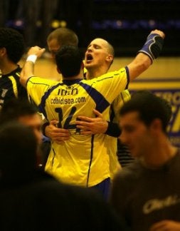 Dukic celebra una victoria con el Bidasoa, su actual equipo./ F. DE LA HERA