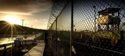 Una torre de vigilancia preside el Campo Delta de la prisión de Guantánamo, cuyo cierre es uno de los principales objetivos de Obama. / AP