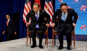 Los representantes de la delegación china se levantaron en el momento en que Obama se presentó en la cumbre. / AFP