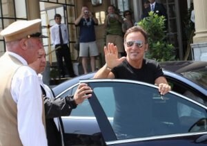 El Boss saluda a sus fans a la salida del hotel para poner rumbo a Sevilla. / MIKEL FRAILE