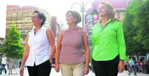 De izquierda a derecha, Ana de Castro, Itziar Urtasun y Azucena Peralta pasean por la Plaza del Funi. / M. ATRIO