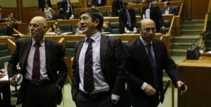 López, en la imagen ayer en el Parlamento vasco junto al consejero Rodolfo Ares y el popular Carlos Urquijo, sólo hablará públicamente cuando la situación se haya reconducido. / IGOR AIZPURU