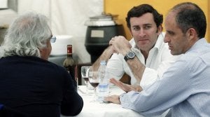 El presidente valenciano, Francisco Camps, charla con el yerno de Aznar, Alejandro Agag, y con el ahora ex director deportivo de Renault, Flavio Briatore. / EFE