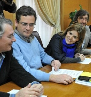 Basagoiti, con Sáenz de Santamaría. / FERNANDO GÓMEZ