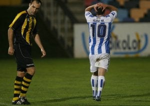 Geni, que volvió a cuajar un partido muy pobre y erró en su única ocasión ante la portería contraria, se duele sobre el césped de Lasesarre tras recibir un codazo en un salto. / IOSU ONANDIA