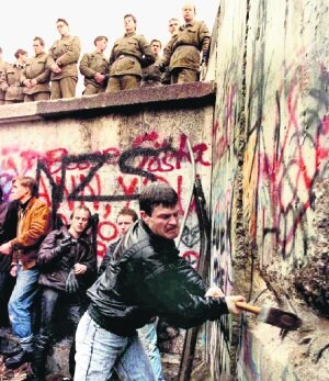 Berlineses orientales comienzan a derribar el muro dos días después de que fuera abierto en el Este. / REUTERS