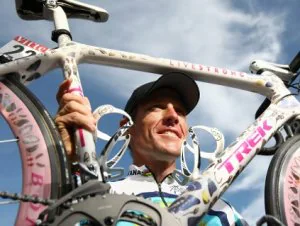 339.000 eurosDiseñada por el británico Damien Hirst, el artista vivo más caro del mundo, fue la bicicleta que Armstrong usó en la etapa final del Tour