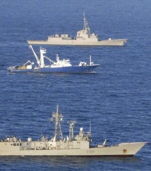El 'Alakrana' navega rumbo a Seychelles escoltado por las fragatas 'Canarias' y Méndez Núñez'. / EFE