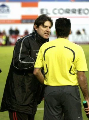 El técnico rojillo fue expulsado por el árbitro en el partido ante la Cultural. ::
AVELINO GÓMEZ