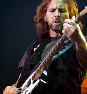 Eddie Vedder, cantante de Pearl Jam, en una de sus recientes actuaciones. ::                             EFE