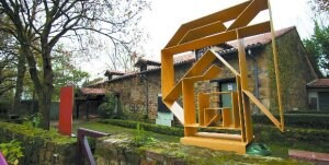 Imagen de la vivienda del escultor vasco en Hondarribia, donde los ladrones pensaban que vivía un traficante. ::                             F. DE LA HERA