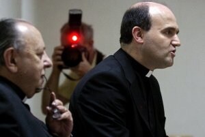 Juan María Uriarte atiende las palabras de José Ignacio Munilla cuando éste fue nombrado obispo de Palencia en junio de 2006. ::                             EFE