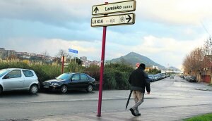 Un paseante camina junto a la Vega de Lamiako, donde se construirá la macrodepuradora. ::
PEDRO URRESTI