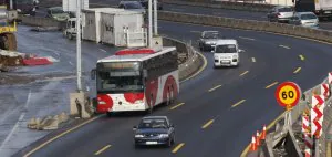 Un autocar de la línea Bilbao-Castro circula por las curvas de Zorroza. / Mireya López