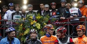 Astarloa, con Horrillo -a su izquierda- y otros ciclistas y ex corredores durante uno de los actos del homenaje. ::
GABRIELA BARNUEVO