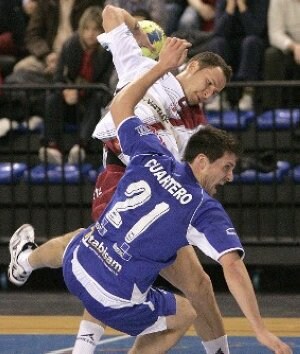 Tioumentsev se dispone a lanzar, defendido por Cuartero.