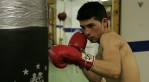 Aitor Celaya entrena en el vitoriano gimnasio Gasteiz Sport. ::                             BLANCA CASTILLO