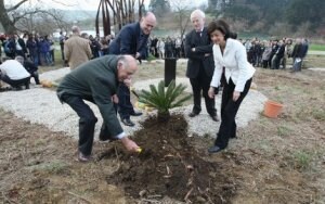 Iñaki Goirizelaia y Gregorio Monreal colaboran en la plantación de uno de los árboles. ::
PEDRO URRESTI