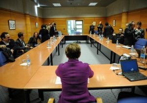 La consejera Gemma Zabaleta, en la reunión de ayer con representantes del voluntariado. ::
IOSU ONANDIA