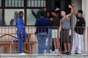 Menores recluidos en el centro de Zumarraga gesticulan durante la visita de la consejera Idoia Mendia el miércoles. ::                             FÉLIX MORQUECHO