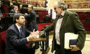 Josu Montalbán charla con el diputado de Acción Social, Juan María Aburto, antes de arrancar el pleno en Gernika. ::                             MAIKA SALGUERO