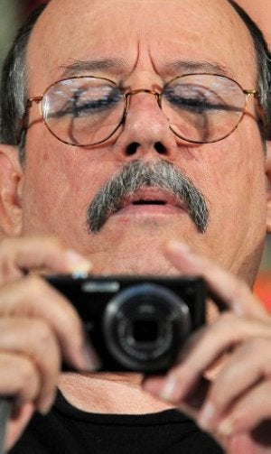 Rodríguez toma una fotografía durante la rueda de prensa. ::
EFE