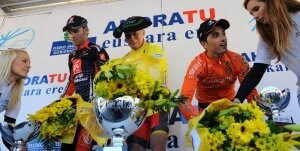 Valverde, Horner y Beñat Intxausti, en el podio de Orio. ::
JOSÉ MARI LÓPEZ