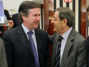 Bernabé Unda y el presidente de BBK, Mario Fernández, ayer en un acto en Bilbao. ::                             TELEPRESS