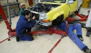 Jóvenes en prácticas en un taller de reparación de vehículos. ::                             I. AIZPURU