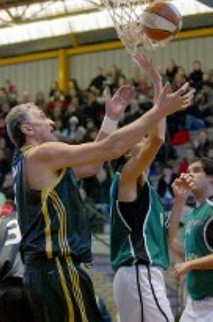 Romay, en un partido del Madrid con el Amorebieta.