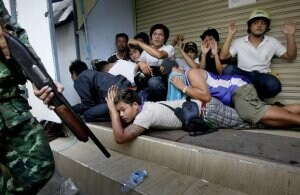 Un grupo de manifestantes de la oposición es detenido y vigilado por las fuerzas de seguridad en el centro de Bangkok. ::
AP