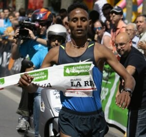 El eritreo Kiflon Sium se proclamó vencedor del Medio Maratón de La Rioja, tras superar a su compatriota y a Villalobos. ::
JUSTO RODRÍGUEZ