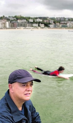 Odón Elorza posa cerca del puerto de San Sebastián, con la playa de La Concha al fondo. ::                             IGNACIO PÉREZ