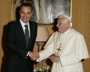 Zapatero y Benedicto XVI se reunieron por primera vez en Valencia en 2006 . ::                             EFE