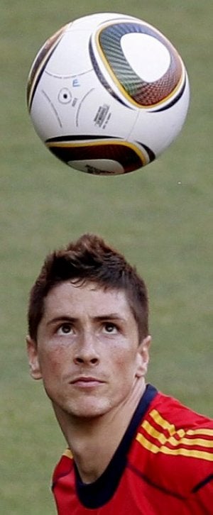 Control. Torres se entrena con el Jabulani,  el balón de  Sudáfrica. ::
AP